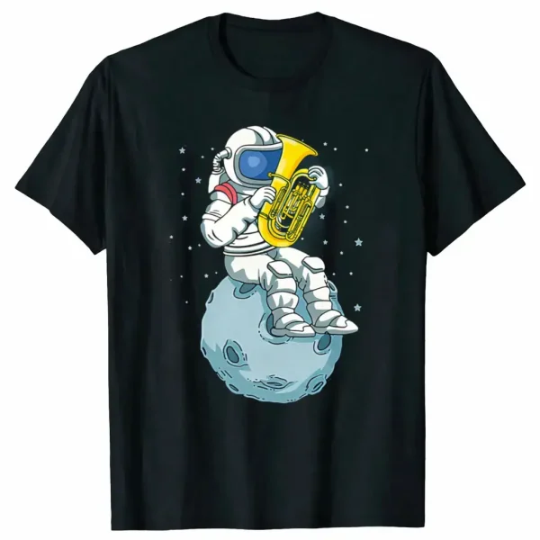 T-shirt nera con stampa di un astronauta seduto su un asteroide che suona un sassofono, design originale e creativo per appassionati di scienza e musica.