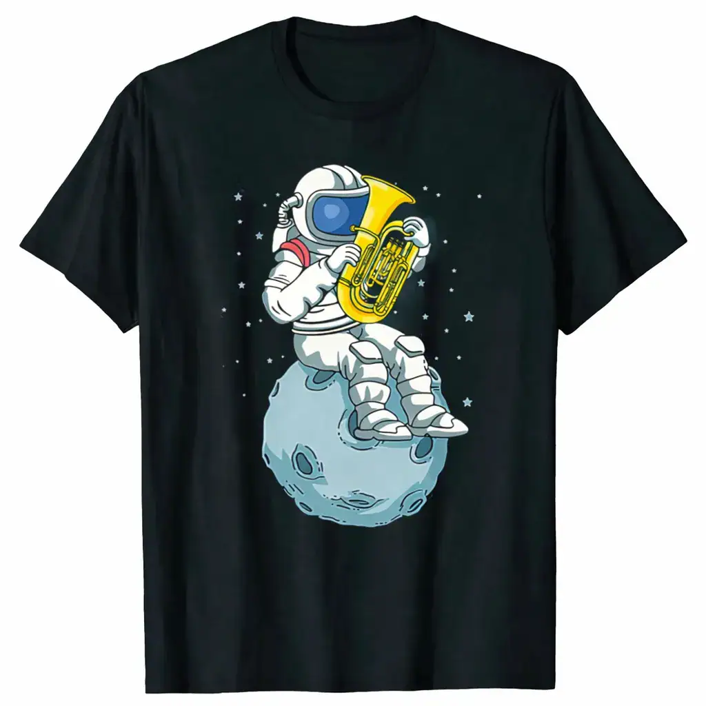 T-shirt nera con stampa di un astronauta seduto su un asteroide che suona un sassofono, design originale e creativo per appassionati di scienza e musica.