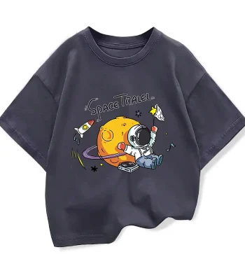 Maglietta nera con stampa di un astronauta e pianeta, tema viaggio nello spazio, ideale per bambini appassionati di scienza e astronomia.