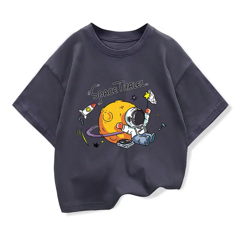 Maglietta nera con stampa di un astronauta e pianeta, tema viaggio nello spazio, ideale per bambini appassionati di scienza e astronomia.