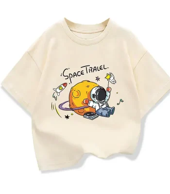 Maglietta bianca con stampa di astronauta e pianeta, tema spazio, per appassionati di scienza e astronomia.