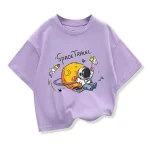 Maglietta oversize lilla con stampa di un astronauta e pianeta, tema spazio, ideale per bambini appassionati di astronomia e avventure spaziali.