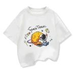 T-shirt bianca con grafica di un pianeta, astronauta e razzo, tema spazio e esplorazione per bambini.