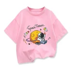 Maglietta rosa con grafica di astronauta e pianeta.