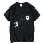 Maglietta nera con stampa di un astronauta che lancia stelle verso un vortice galattico, perfetta per gli appassionati di spazio e scienza.