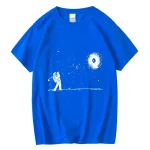 Maglietta blu con stampa di un astronauta che esplora lo spazio, con una galassia e stelle sullo sfondo, perfetta per gli appassionati di scienza e astronomia.