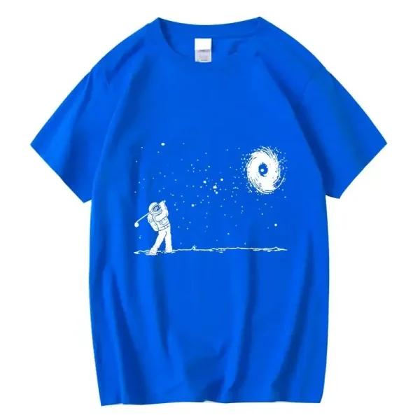 Maglietta blu con stampa di un astronauta che esplora lo spazio, con una galassia e stelle sullo sfondo, perfetta per gli appassionati di scienza e astronomia.