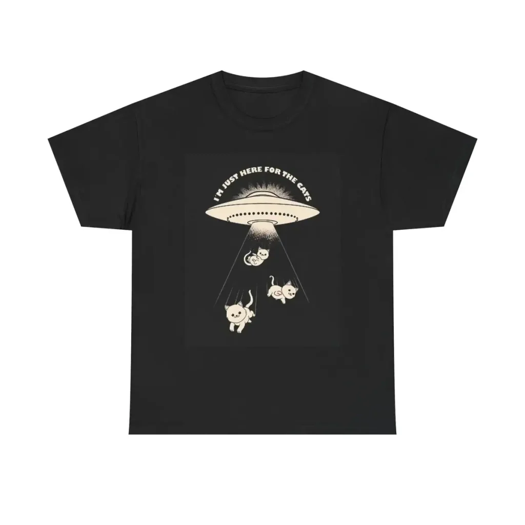 T-shirt nera con stampa di un UFO che attrae animali, con testo "I must here for the cats".
