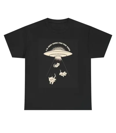 T-shirt nera con stampa di un UFO che attrae animali, con testo "I must here for the cats".