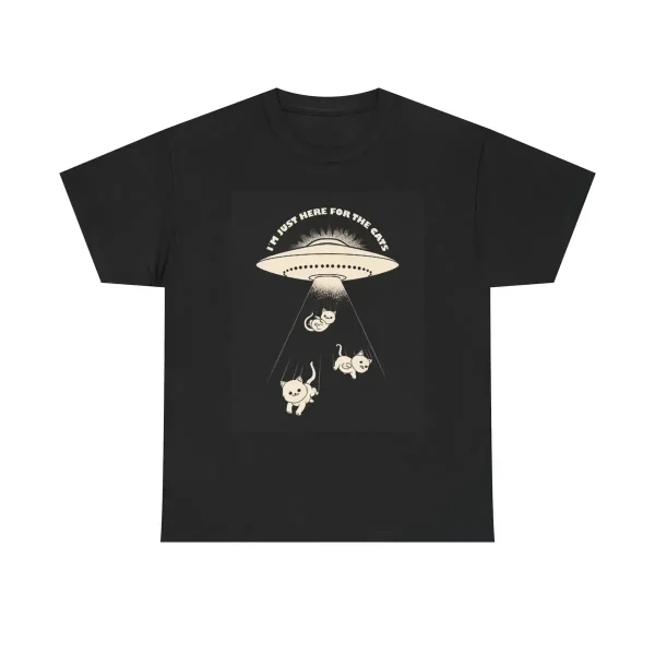 T-shirt nera con stampa di un UFO che attrae animali, con testo "I must here for the cats".