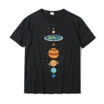 Maglietta con stampa del sistema solare, perfetta per appassionati di astronomia e decorazioni scientifiche.