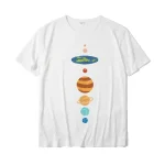 Maglietta con stampa dei pianeti del sistema solare, ideale per appassionati di astronomia e scienza. Design colorato e originale, perfetto per decorare e ispirare.