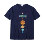 Maglietta con stampa del sistema solare, rappresenta i pianeti e la Terra nello spazio, ideale per appassionati di astronomia e scienza.
