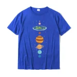 Maglietta blu con grafica del sistema solare e pianeti colorati.