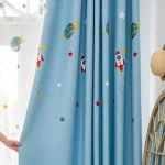 Tende con stampa spaziale con razzi, pianeti e stelle, ideali per decorare la cameretta dei bambini con un tema galattico e stimolante.