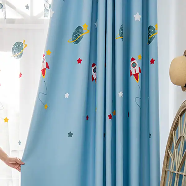 Tende con stampa spaziale con razzi, pianeti e stelle, ideali per decorare la cameretta dei bambini con un tema galattico e stimolante.