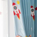 Tende a tema spaziale con disegni di razzi e stelle, ideali per decorare ambienti dedicati all'astronomia o ai bambini appassionati di spazio.