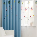 Tende con decorazioni spaziali e razzi per camerette infantili, ideali per creare un ambiente divertente e stimolante. Perfette per decorare le stanze dei più piccoli con un tocco di fantasia e avvent.
