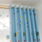 Tenda con motivo spaziale, decorativa e funzionale, ideale per camerette di bambini appassionati di astronomia e spazio. Colori vivaci e disegni di pianeti, stelle e navicelle spaziali.