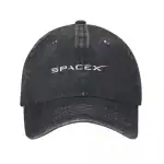 Cappellino nero con logo SpaceX bianco, vista frontale, tessuto in cotone, stile sportivo, con visiera curva e chiusura regolabile.