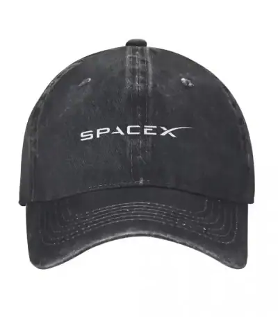 Cappellino nero con logo SpaceX bianco, vista frontale, tessuto in cotone, stile sportivo, con visiera curva e chiusura regolabile.