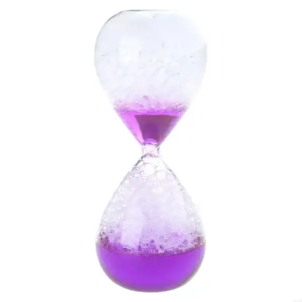 Orologio a clessidra con liquido viola e schiuma, simbolo di tempo e scienza, decorazione originale per appassionati di chimica e fisica.