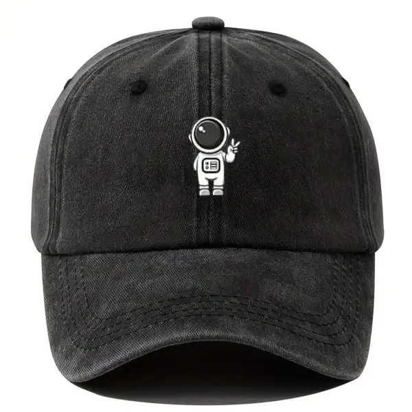 Capsello con stampa di una piccola capsula spaziale bianca e nera, simbolo di esplorazione e avventura scientifica, su un cappellino nero casual.
