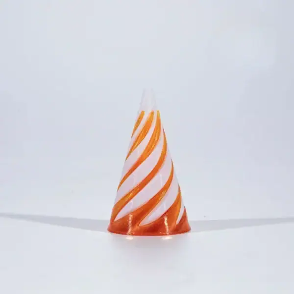 Pallina di vetro decorativa con motivo a spirale arancione e bianco, perfetta come oggetto scientifico o decorativo.