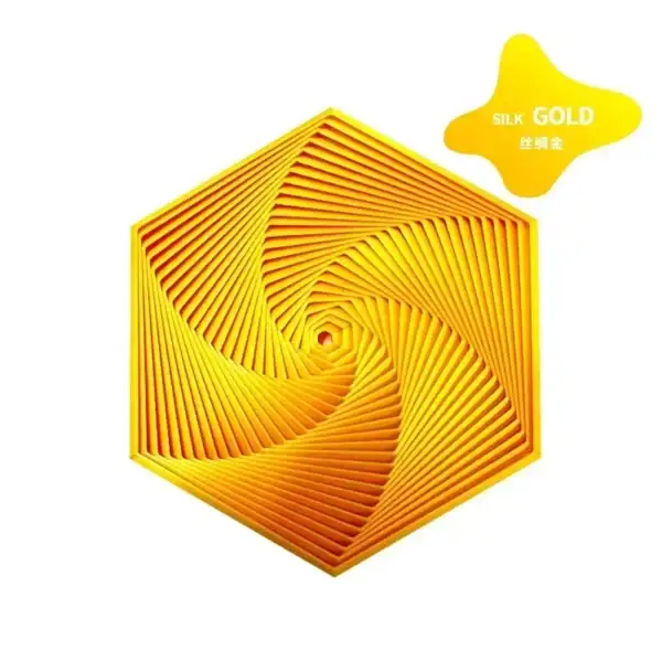 Modello di piramide in filo d'oro con design geometrico, simbolo di eleganza e precisione, perfetto come decorazione scientifica o oggetto da collezione.