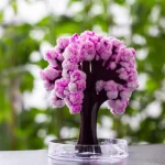 Albero di cristallo decorativo con rami rosa in miniatura, perfetto come oggetto decorativo scientifico o regalo originale.