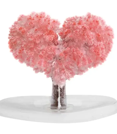Modello di cuore di albero di cristallo rosa con tronco trasparente e foglie di cristallo rosa, decorazione scientifica elegante e originale.