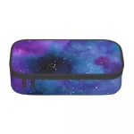 Vassoio decorativo con stampa ispirata allo spazio, con galassie e stelle in tonalità di blu, viola e nero, perfetto per decorare ambienti a tema scientifico o spaziale.