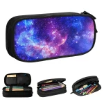 Astuccio con stampa galattica, perfetto per oggetti scientifici e cancelleria. Design spaziale con stelle e nebulose, ideale per studenti e appassionati di astronomia.