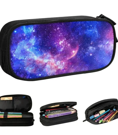 Astuccio con stampa galattica, perfetto per oggetti scientifici e cancelleria. Design spaziale con stelle e nebulose, ideale per studenti e appassionati di astronomia.