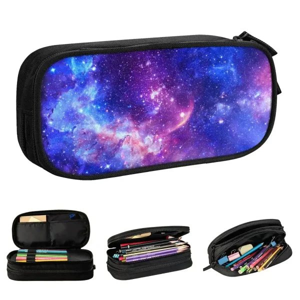 Astuccio con stampa galattica, perfetto per oggetti scientifici e cancelleria. Design spaziale con stelle e nebulose, ideale per studenti e appassionati di astronomia.