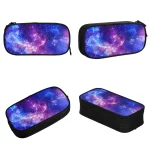 Astuccio con design spaziale galattico, perfetto per studenti e appassionati di astronomia. Realizzato con materiali di alta qualità, ideale per contenere penne, matite e piccoli oggetti.