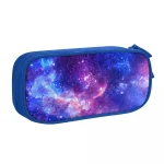 Astuccio con stampa galattica spaziale, perfetto per studenti e appassionati di astronomia, con design colorato e vivace che richiama l'universo e le stelle.