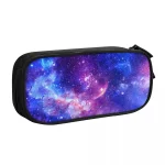 Astuccio con stampa a tema galassia e spazio, perfetto per studenti e appassionati di astronomia, con design colorato e vivace.