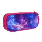 Astuccio con stampa di galassie e stelle, ideale per studenti e appassionati di astronomia. Design colorato e spaziale, perfetto per contenere penne, matite e cancelleria.