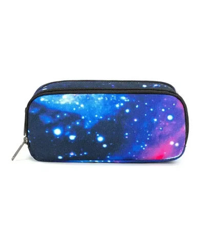Astuccio con stampa a tema galassie e stelle, perfetto per appassionati di astronomia e decorazioni scientifiche, con zip resistente e design colorato.