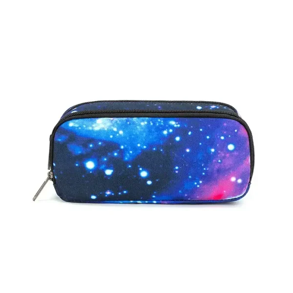 Astuccio con stampa a tema galassie e stelle, perfetto per appassionati di astronomia e decorazioni scientifiche, con zip resistente e design colorato.