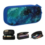 Astuccio con design galattico, perfetto per studenti e appassionati di astronomia, con spazio per penne, matite e cancelleria, ideale come decorazione scientifica.