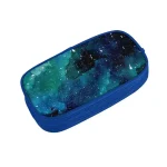 Astuccio con design ispirato allo spazio, con stelle e galassie in tonalità di blu, verde e nero, perfetto per appassionati di astronomia e scienza.