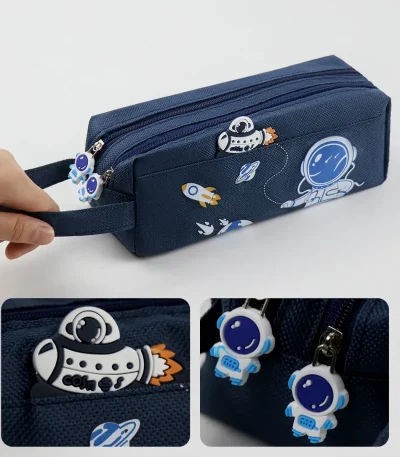 Astuccio con stampa astronauta e pianeti, ideale per oggetti scolastici o decorazioni a tema spaziale. Realizzato in tessuto resistente, con dettagli divertenti e pratici zip.