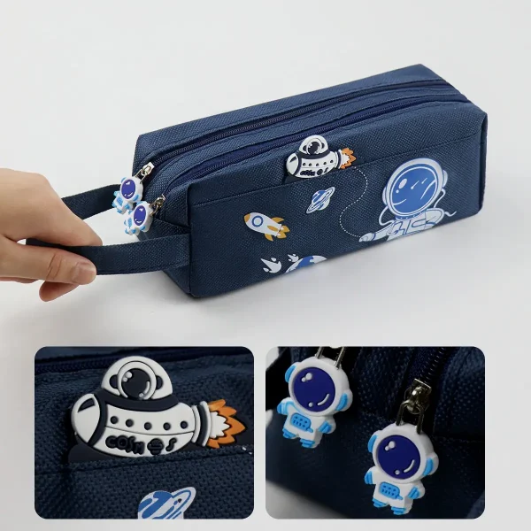 Astuccio con stampa astronauta e pianeti, ideale per oggetti scolastici o decorazioni a tema spaziale. Realizzato in tessuto resistente, con dettagli divertenti e pratici zip.