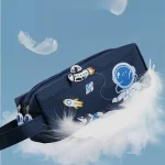 Vaso decorato con elementi scientifici come razzi, satelliti e astronauti, arricchito con piume bianche, su sfondo azzurro. Perfetto come decorazione originale per ambienti educativi o scientifici.