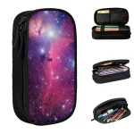 Astuccio spaziale con motivo galattico, ideale per scuola e studio, con scomparti organizzati per penne, matite e accessori. Perfetto per appassionati di astronomia e oggetti scientifici.