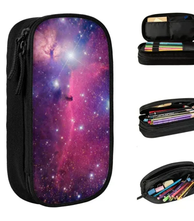 Astuccio spaziale con motivo galattico, ideale per scuola e studio, con scomparti organizzati per penne, matite e accessori. Perfetto per appassionati di astronomia e oggetti scientifici.