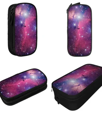 Astuccio con stampa galattica, ideale per scuola e decorazioni scientifiche, con design spaziale colorato e dettagli stellari. Perfetto per studenti e appassionati di astronomia.