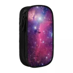 Astuccio con stampa galattica, design spaziale con stelle e nebulose, perfetto per studenti e appassionati di astronomia.